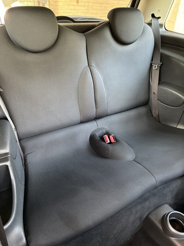 Tapizados del asiento trasero de un Mini, trabajo real a domicilio