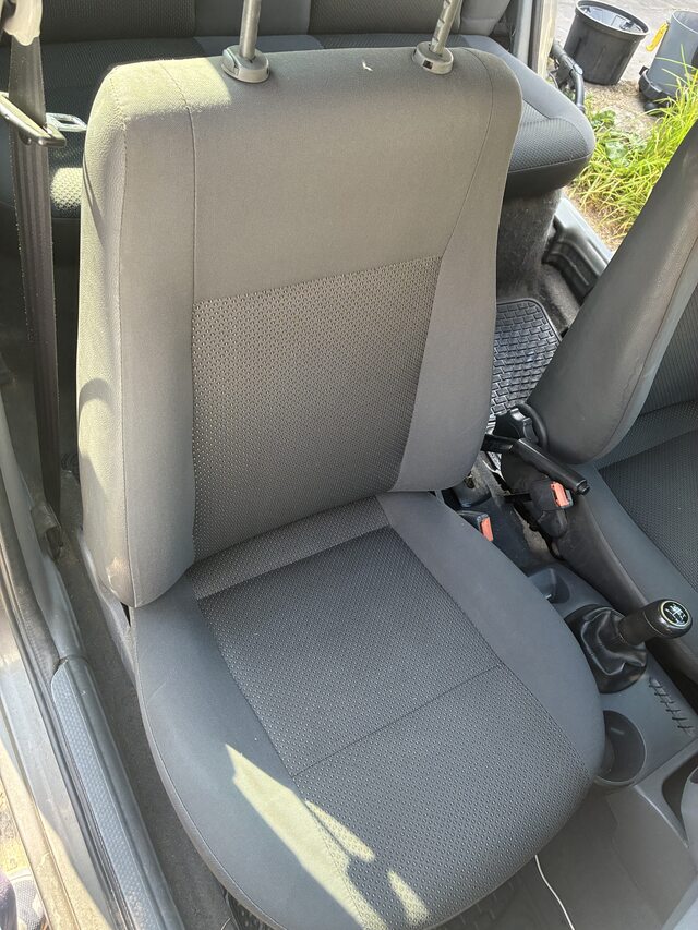 Butaca de auto de tela, trabajo de limpieza de tapizados en Villa Tesei