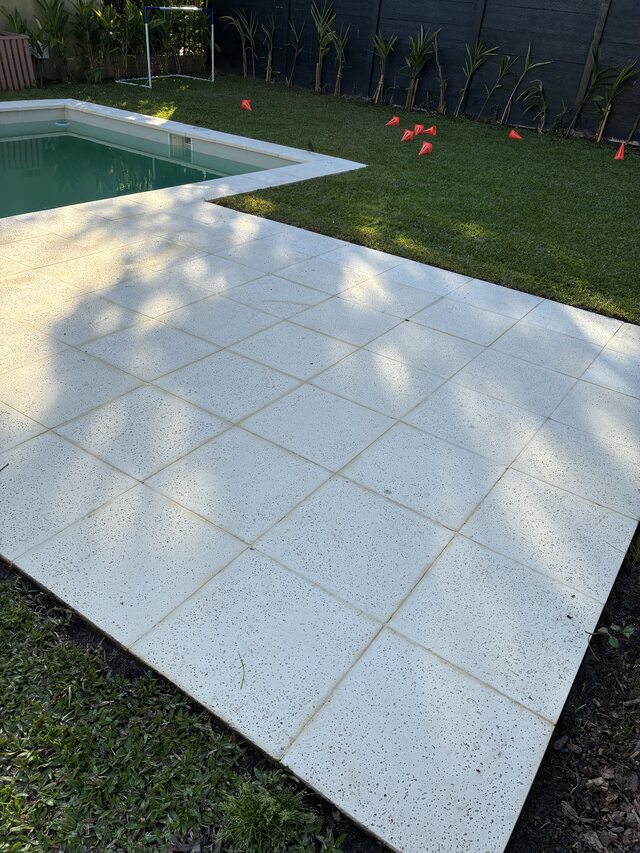 Baldosas del solárium y borde de pileta de un trabajo de hidrolavado en Martínez